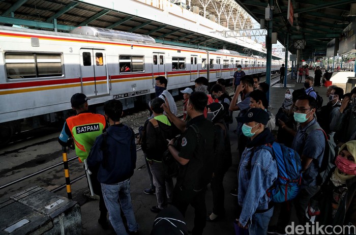 KRL masih menjadi salah satu transportasi publik yang banyak digunakan oleh masyarakat. Aktivitas penumpang KRL di sejumlah stasiun pun tampak normal.