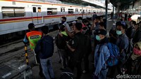 Sejumlah penumpang KRL tampak beraktivitas di kawasan Stasiun Manggarai dan Pasar Minggu, Jakarta, Selasa (17/3/2020).