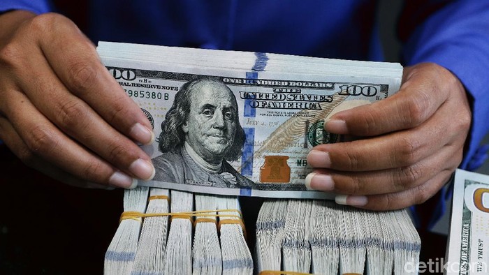 Nilai tukar dolar Amerika Serikat (AS) terhadap rupiah akhirnya tembus ke level Rp 15.000. Ini adalah pertama kalinya dolar AS menyentuh level tersebut pada tahun ini.