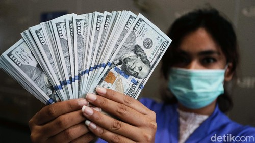 Nilai tukar dolar Amerika Serikat (AS) terhadap rupiah akhirnya tembus ke level Rp 15.000. Ini adalah pertama kalinya dolar AS menyentuh level tersebut pada tahun ini.