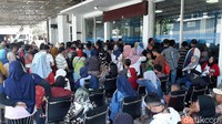 Sejumlah warga berkumpul di kantor Dinas Kependudukan dan Pencatatan Sipil (Disdukcapil) Kota Bogor, untuk mengurus berbagai administrasi, Selasa (17/3/2020).