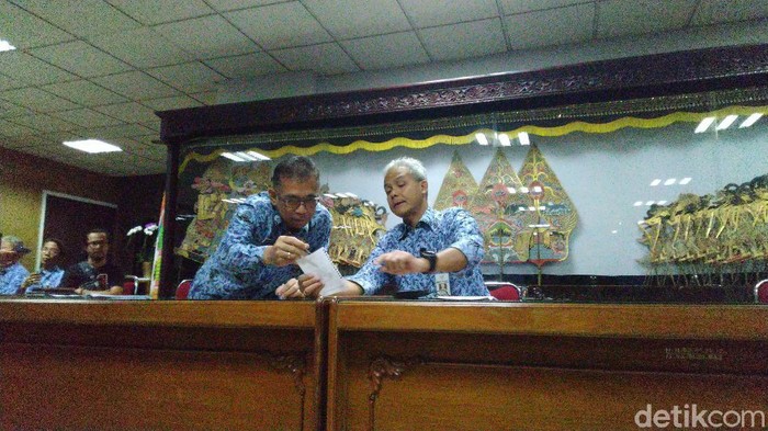 Gubernur Jateng, Ganjar Pranowo memberikan keterangan soal pasien Virus Corona, Semarang, Selasa (17/3/2020).