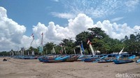 Puluhan perahu pesiar berbaris rapi di pinggir pantai. Kalaupun ada aktivitas adalah para nelayan yang sedang menjaring ikan (Foto: Faizal Amiruddin/detikcom)