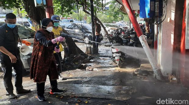 Saat Risma Semprot Disinfektan di Jalanan Kota Surabaya 