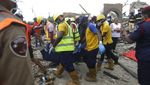 Melihat Proses Evakuasi Korban Tewas Ledakan Gas di Nigeria