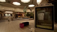 Melalui foto-foto Lawless juga terlihat, mal terbengkalai itu bahkan menjadi korban vandalisme. Banyak orang masuk ke area mal lalu mencorat-coret atau memecahkan kaca. (Foto: Jamestown Mall di Florissant, Missouri oleh Seph Lawless/CNN)