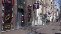 Kawasan Red Light Distrik yang berada di Amsterdam, Belanda, tampak sepi dari pengunjung. Area yang menjadi salah satu magnet wisatawan di Belanda itu pun terpaksa ditutup sementara guna mencegah penyebaran virus Corona. AP Photo/Peter Dejong.