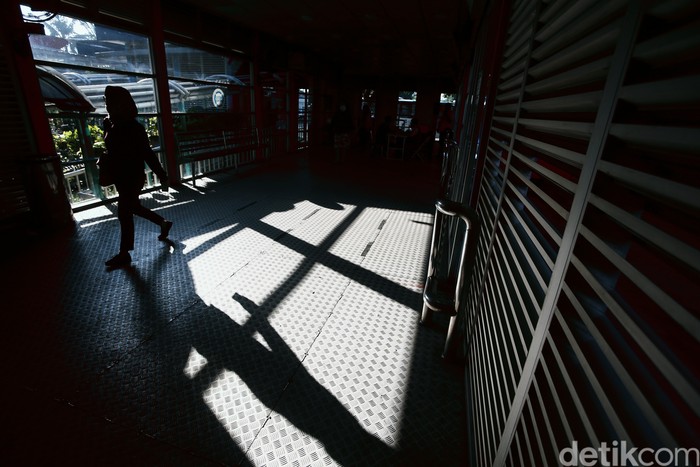 Pelayanan Busway di Terminal Pinang Ranti Kembali Normal PelayananΒ bus TransJakartaΒ reguler di Terminal Pinang Ranti, Jakarta Timur, Selasa (17/3/2020), kembali normal. Setelah sebelumnya sempat terjadi penumpukan penumpang karena pengurangan jam layanan akibat Pandemi Corona.