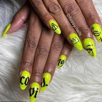 Kuku stylish dengan bertema Corona. Kuku dicat kuteks kuning, dengan tulisan Covid 19.  Foto: Instagram