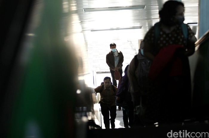 Antrean panjang penumpang tak terhindarkan saat jadwal operasional MRT dibatasi. Meski begitu, hari ini jadwal operasional MRT kembali normal.