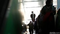 Antrean Panjang Penumpang Hilang Usai MRT Beroperasi Normal Antrean Panjang Penumpang Hilang Usai MRT Beroperasi Normal