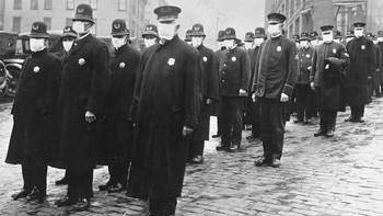 Polisi di Seattle pun memakai masker. Diperkirakan pada saat itu, 500 juta orang di seluruh dunia terinfeksi Flu Spanyol. Foto: National Archives
