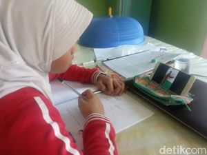 Belajar Online di Aceh: Guru Ngajar di Kelas Direkam-Video Dikirim ke Siswa