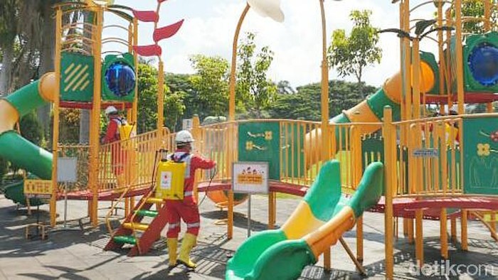 Alun-alun hingga Kantor Dinas Purworejo disemprot disinfektan demi tangkal Corona