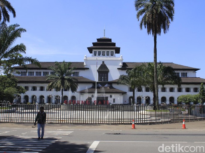 Pemprov Jabar menutup sejumlah fasilitas umum di Kota Bandung