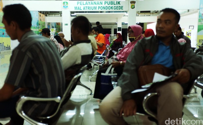 Samsat Pondok Gede Tetap Buka Samsat di Mal Atrium Pondok Gede tetap buka melayani warga. Sejumlah warga pun tampak mendatangi samsat tersebut untuk mengurus berbagai administrasi.