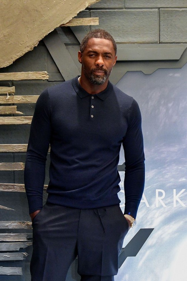 Aktor Idris Elba mengaku dirinya dinyatakan positif Corona. Pagi ini aku dinyatakan positif Covid 19, tulis pemeran Heimdall dalam film Thor itu di Twitter. Dalam video yang diunggahnya ke Twitter itu, aktor berusia 47 tahun tersebut mengatakan bahwa dia tak memiliki gejala-gejala terkena virus Corona. Namun dia tetap menjalankan tes karena dirinya sempat melakukan kontak dengan seseorang yang positif corona. Foto: Idris Elba (Getty Images/Dia Dipasupil)