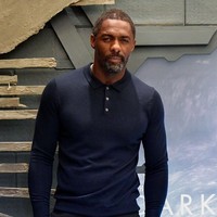 Aktor Idris Elba mengaku dirinya dinyatakan positif Corona. Pagi ini aku dinyatakan positif Covid 19, tulis pemeran Heimdall dalam film Thor itu di Twitter. Dalam video yang diunggahnya ke Twitter itu, aktor berusia 47 tahun tersebut mengatakan bahwa dia tak memiliki gejala-gejala terkena virus Corona. Namun dia tetap menjalankan tes karena dirinya sempat melakukan kontak dengan seseorang yang positif corona. Foto: Idris Elba (Getty Images/Dia Dipasupil)