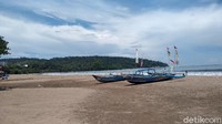 Kekhawatiran lumpuhnya ekonomi masyarakat yang bertumpu pada aktivitas pariwisata menjadi salah satu pertimbangan pembukaan ini. Namun, Pantai Pangandaran sudah terbilang sepi (Foto: Faizal Amiruddin/detikcom