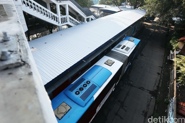 Pelayanan bus TransJakarta reguler di Terminal Pinang Ranti, Jakarta Timur, Selasa (17/3/2020), kembali normal. Setelah sebelumnya sempat terjadi penumpukan penumpang karena pengurangan jam layanan akibat Pandemi Corona.