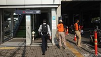 Pada Senin (16/3) kemarin, antrean panjang penumpang di sejumlah stasiun MRT di Jakarta tak terhindarkan usai Pemprov DKI Jakarta membatasi jadwal operasional MRT guna mencegah penyebaran virus corona.