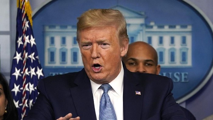 Trump Ramal Pandemi Corona di AS Berakhir pada Bulan Juli Presiden Amerika Serikat (AS) Donald Trump memprediksi kasus corona di AS akan berakhir pada bulan Juli. Kok bisa?