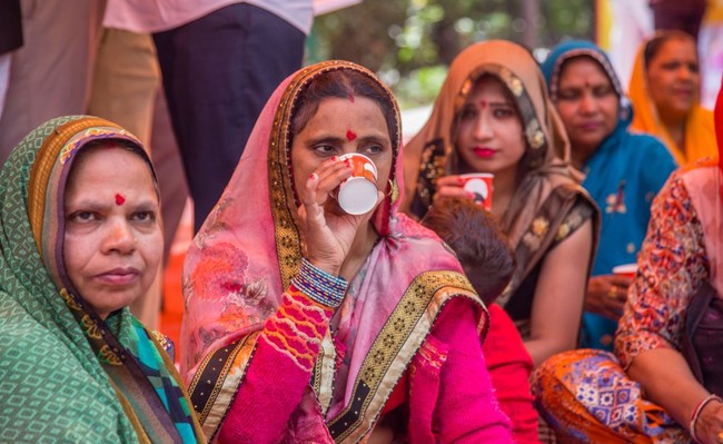 Sudah 21 tahun terakhir ini kami rutin minum air kencing sapi, kami juga mandi di kotoran sapi. Kami jadi tak perlu lagi mengonsumsi obat-obatan Inggris, kata Om Prakash, salah seorang jemaah yang menghadiri acara tersebut. (Foto: Yawar Nazir/Getty Images)