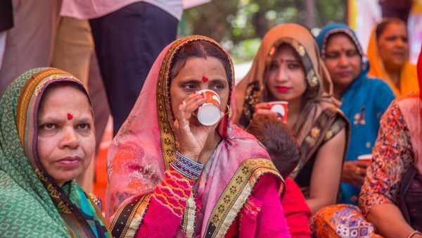 Foto: Aksi Perempuan India Minum Air Seni Sapi Demi Tangkal Corona