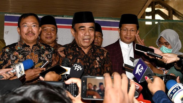 Menkes Terawan Agus Putranto dan Menag Fachrul Razi di Masjid Istiqlal, Jakarta.