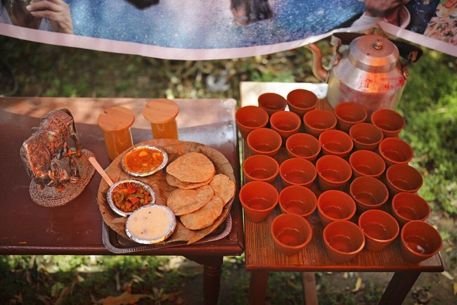 Di acara tersebut, air kencing sapi disajikan dengan makanan tradisional India. Para petinggi dari partai nasionalis India pimpinan Perdana Menteri Narendra Modi, kerap mempromosikan  air seni sapi sebagai obat alternatif kanker. (Foto: AP/Altaf Qadri)