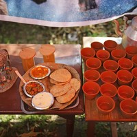 Di acara tersebut, air kencing sapi disajikan dengan makanan tradisional India. Para petinggi dari partai nasionalis India pimpinan Perdana Menteri Narendra Modi, kerap mempromosikan  air seni sapi sebagai obat alternatif kanker. (Foto: AP/Altaf Qadri)