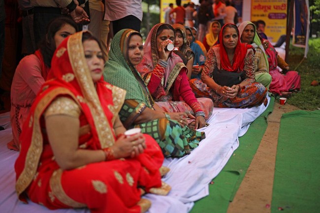 Seperti dikabarkan Reuters, acara tersebut dihadiri sekitar 200 orang. Tak cuma kaum pria, sejumlah perempuan juga ambil bagian di acara tersebut. Mereka datang dalam balutan busana tradisional. (Foto: AP/Altaf Qadri)