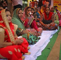 Seperti dikabarkan Reuters, acara tersebut dihadiri sekitar 200 orang. Tak cuma kaum pria, sejumlah perempuan juga ambil bagian di acara tersebut. Mereka datang dalam balutan busana tradisional. (Foto: AP/Altaf Qadri)