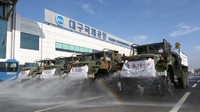 Militer Korea Selatan mengerahkan banyak kendaraannya untuk diguankan membersihkan jalanan dengan menyemprot disinfektan (AP/Aaron Favila)