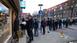 Potret Warga Belanda Antre Beli Ganja Sesaat Sebelum Lockdown