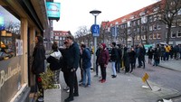 Banyak pelanggan ganja itu berbaris sebelum toko tutup. Mereka ingin menyimpan stok ganja selama lockdown berlangsung. AP Photo/Peter Dejong.