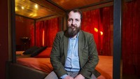 Berbagai upaya pun dilakukan oleh para pemilik hotel di kawasan Red Light Distrik Frankfurt, Jerman, untuk menarik pengunjung. Dilansir dari AP News, seorang pemilik hotel di sentra hiburan malam di kawasan Frankfurt, Aurel Johannes Marx, memerintahkan staf hotelnya untuk mencuci semua handuk dan seprei dengan air panas, serta membuka jendela kamar lebih sering guna membiarkan udara hangat dan mengatur sirkulasi udara guna mencegah penyebaran virus Corona. AP Photo/Markus Schreiber