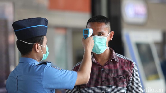 Di tengah gempuran corona, aktivitas di Bandara Seokarno-Hatta terlihat masih normal pada Selasa (17/3/2020). Berikut foto-foto suasana terkininya.