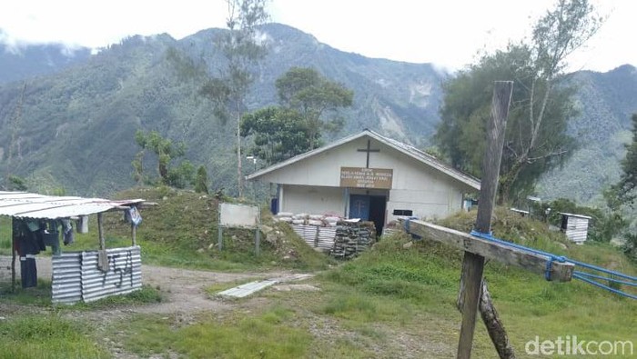 KKB Papua menjadikan gereja sebagai persembunyian. Bahkan mereka membakar gereja di Tembagapura (dok. istimewa)