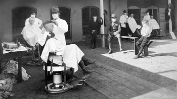 Tukang cukur pun mengenakan masker. Foto: National Archives