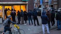 Sebuah kedai kopi terkenal di Amsterdam, telah menjadi salah satu potret yang terkenal di Belanda selain klub seks di distrik red light (lampu merah). Mereka diperintahkan untuk tutup pada pukul 18.00 waktu setempat bersama dengan semua bar dan restoran. AP Photo/Peter Dejong.