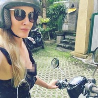 “Pada saat saya menerimanya, saya bertemu seseorang yang sangat mendukung saya. Mereka tidak peduli apakah saya seorang pelukis atau tukang ledeng atau penari telanjang, mereka hanya melihat saya, cerita model berusia 38 tahun itu. Foto: Instagram