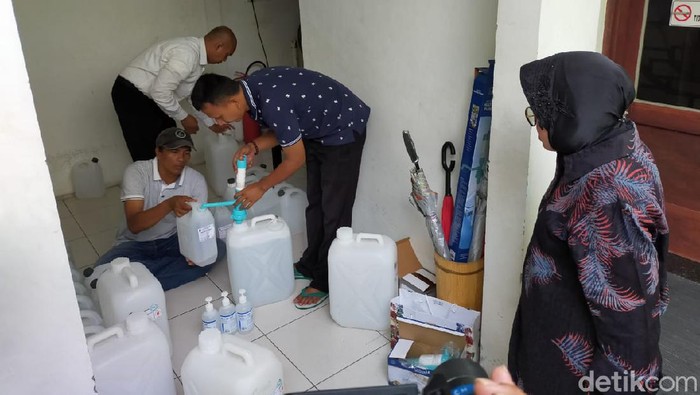 Pemkot Surabaya membuat hand sanitizer sendiri