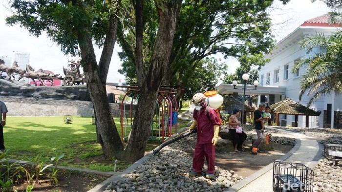 Petugas PMI Boyolali menyemprotkan disinfektan di simpang siaga Boyolali, Selasa (17/3/2020).