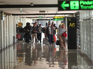 Turis Asing Mau Refund Pajak Via Email Mulai Besok
