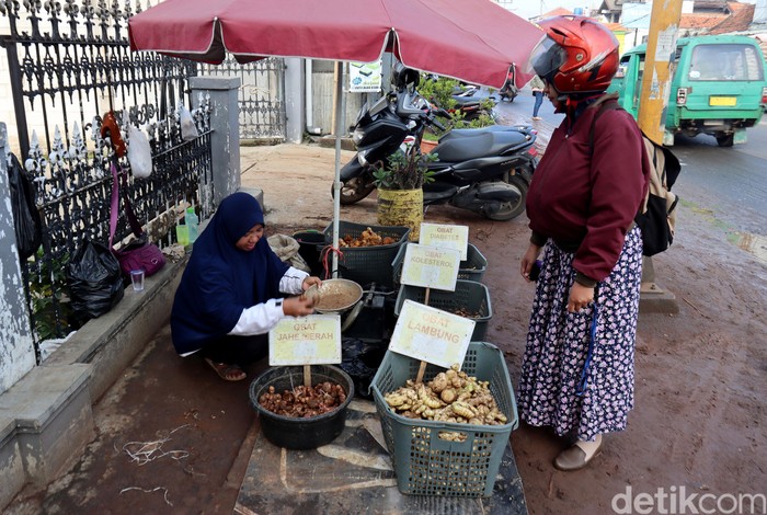Jahe merah diyakini dapat tangkal corona, hal itu membuat warga memburu jahe merah. Naiknya permintaan jahe merah itu diakui para pedagang memberikan keuntungan