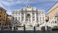 Air mancur paling populer di Italia, Air Mancur Trevi, memiliki keindahan yang menarik perhatian wisatawan. Karena wabah virus Corona, air mancur ini tak didatangi wisatawan. (Getty Images)