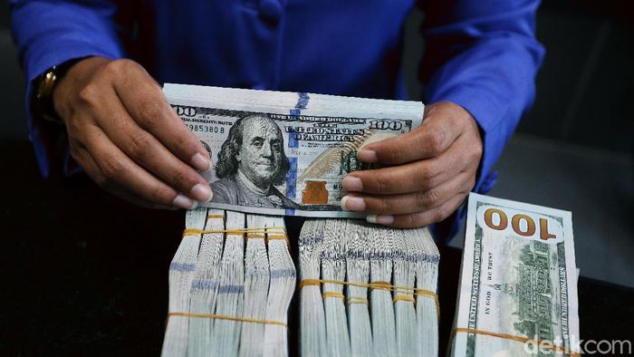 Dolar AS Tekuk Lutut Rupiah Nilai tukar dolar Amerika Serikat (AS) terhadap rupiah akhirnya tembus ke level Rp 15.000. Ini adalah pertama kalinya dolar AS menyentuh level tersebut pada tahun ini.