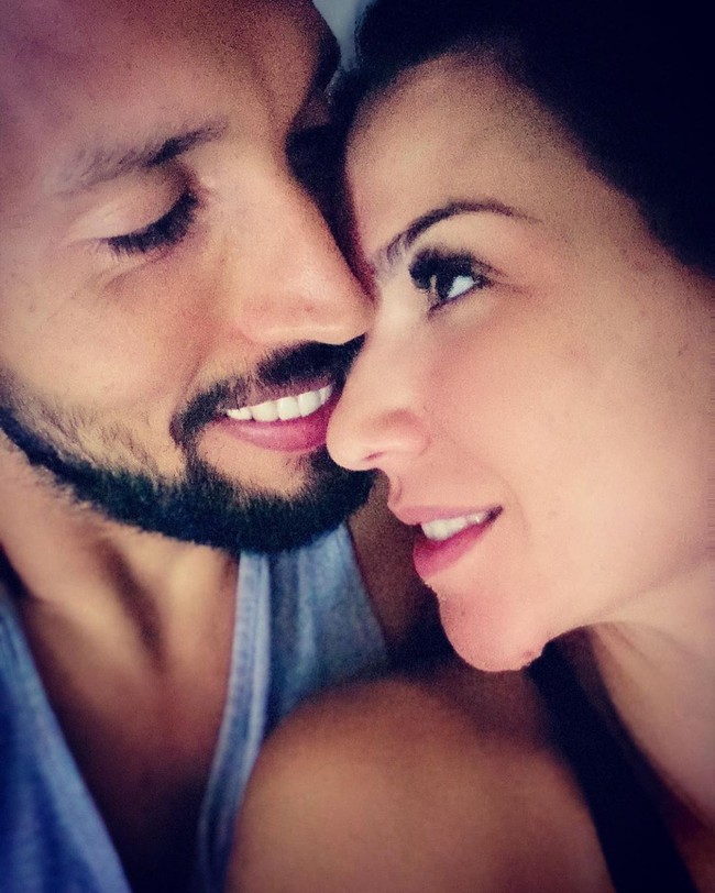 Tamara dan Ezequiel dikenal sebagai pasangan yang romantis. Inilah pose mesra mereka saat pesepakbola asal Argentina itu mengucapkan hari Kasih Sayang untuk istri cantiknya.  Foto: Instagram ezequielgaray24