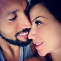 Tamara dan Ezequiel dikenal sebagai pasangan yang romantis. Inilah pose mesra mereka saat pesepakbola asal Argentina itu mengucapkan hari Kasih Sayang untuk istri cantiknya.  Foto: Instagram ezequielgaray24